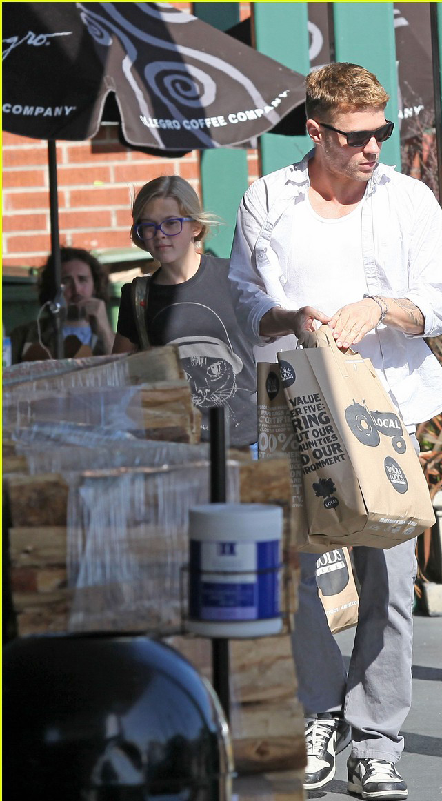 Ryan and Ava shop for groceries